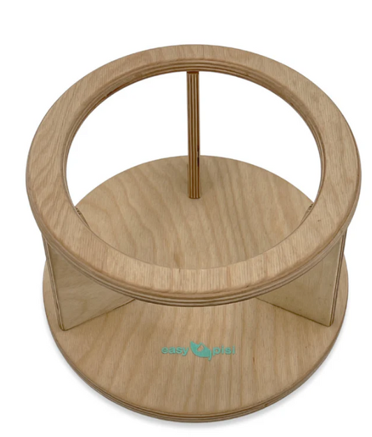 Der Easy Pisi Easypisi - Bömmi das Gestell für Windelfreitöpfchen ist ein runder Holzständer mit offener Mitte und senkrechten Stäben, ideal als Töpfchenverlängerung für bequemes Töpfchentraining. "easy pisi" ist in blau und grün auf den Sockel gedruckt.