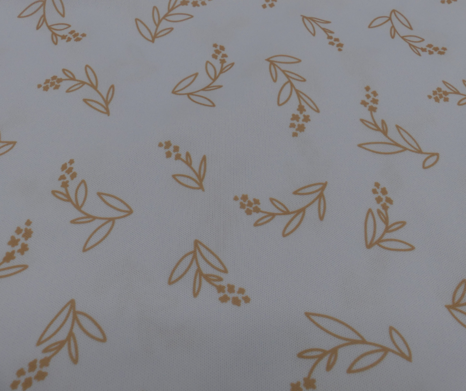 Der Pail Liner von Lumina in Weiß besteht aus einem wasserdichten Stoff mit gleichmäßig verteilten orangefarbenen botanischen Motiven - Zweigen, Blättern und Beeren -, die sich ideal für eine stilvolle Windelsack- oder Windeltonnenauskleidung eignen.