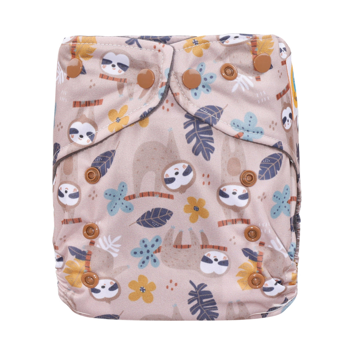 Die Lumina Pocketwindel One-Size | Happy Sloth ist eine wiederverwendbare Stoffwindel mit braunen Druckknöpfen, einem verspielten Faultier-, Blatt- und Blumenmuster auf Beige. Inklusive Bambuskohle Inlay für zusätzlichen Komfort und Auslaufschutz.