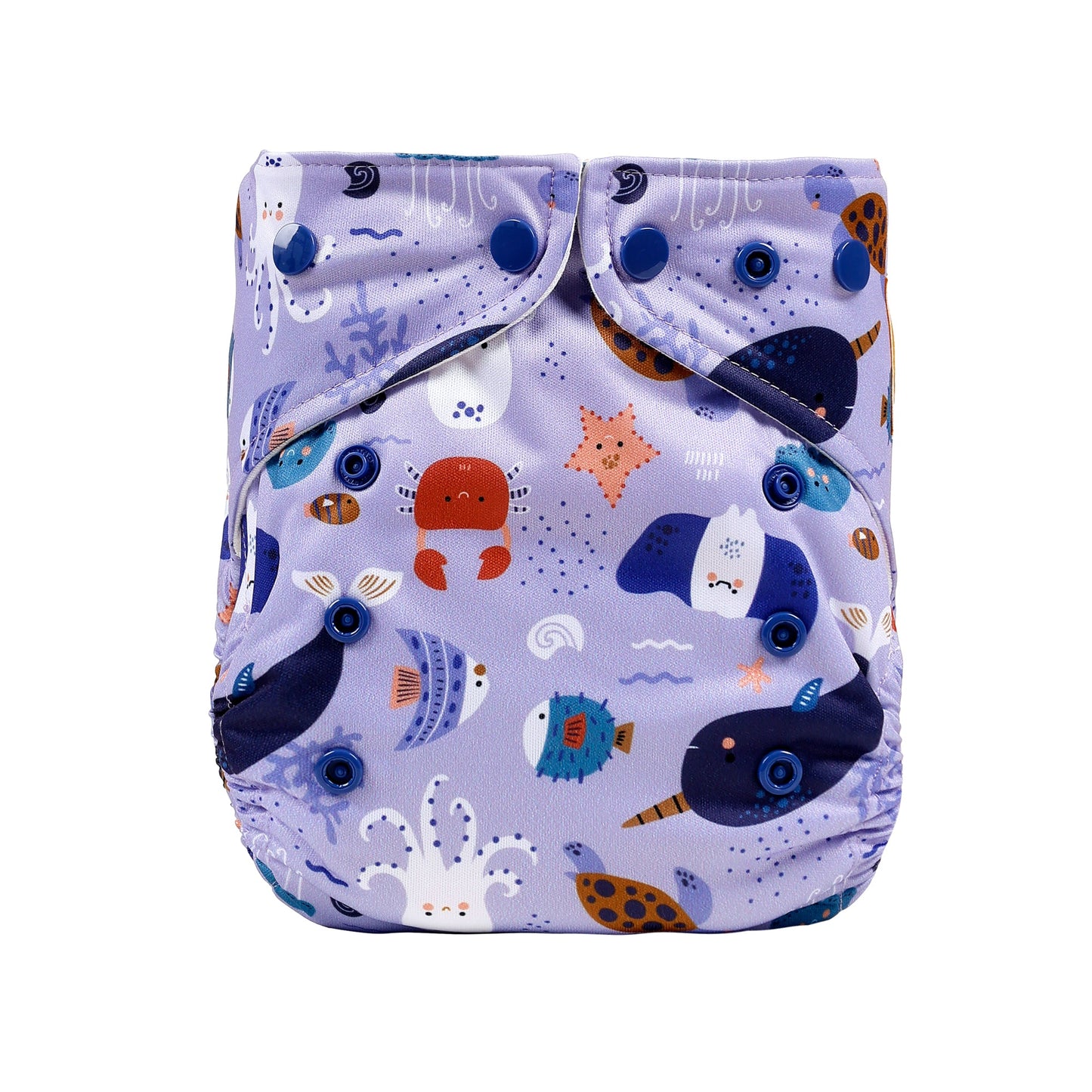 Die Lumina Pocketwindel BioBaumwolle GOTS inkl. Einlage One-Size ist eine waschbare Kinderwindel mit verstellbaren Druckknöpfen und farbenfrohem Ozean-Tier-Print auf helllila Hintergrund.