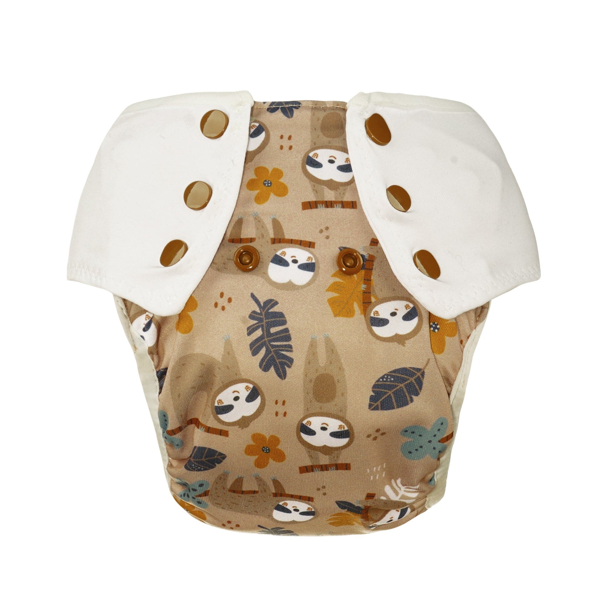 Der Lumina Pull-me-Up All in One Windel One-Size hat weiße Druckknöpfe auf beige, einen verspielten Faultier- und Blätterdruck in braun, blau und gelb und ist aus GOTS-zertifizierter BioBaumwolle für extra Komfort.