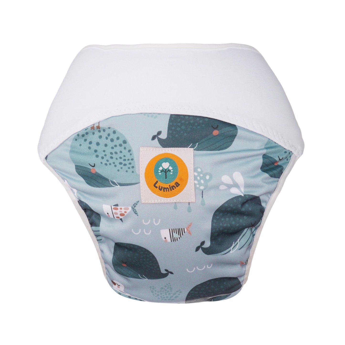 Der Lumina Pull-me-Up All in One Windel One-Size hat ein hellblaues Wal- und Fischmotiv, einen weißen Bund, einen gelben Lumina-Logoaufnäher, eine hohe Saugfähigkeit und ist aus GOTS-zertifizierter Bio-Baumwolle hergestellt.