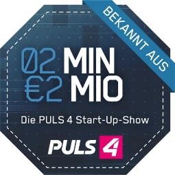Dunkelblaues achteckiges Abzeichen mit 02 MIN €2 MIO und Die PULS 4 Start-Up-Show in weißer Schrift. Das PULS 4-Logo befindet sich am unteren Rand und ein blaues Banner mit der Aufschrift BEKANNT AUS in der oberen rechten Ecke.