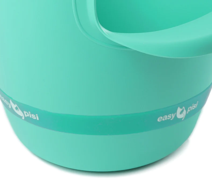 Nahaufnahme eines türkisfarbenen Easypisi - Anti-Rutsch Silikonbandes von Easy Pisi, mit einem Griff und dem Schriftzug "easy pisi" mit einer kleinen weißen Grafik in der Nähe des Bodens.