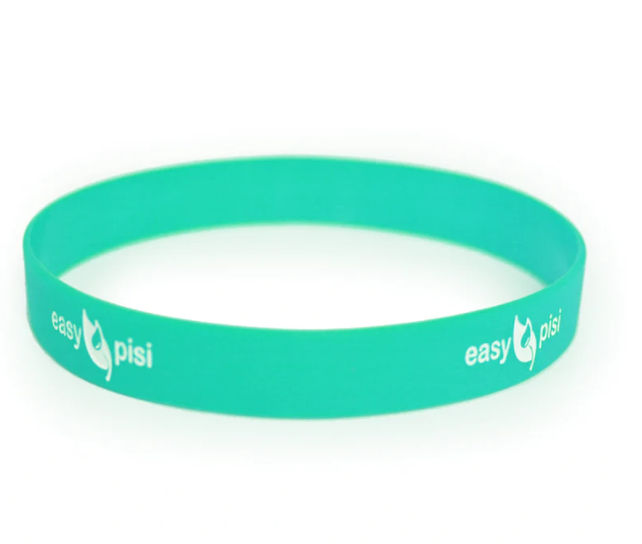 Ein tealfarbenes Easy Pisi Anti-Rutsch Silikonband mit "easy pisi" und einem Tröpfchen-Logo in weiß - ideal für Easypisi Windelfreitöpfchen-Fans oder Töpfchen- und Abhaltetöpfchen-Neulinge.