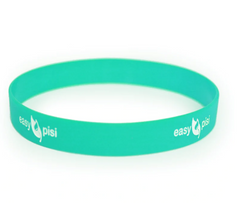 Ein tealfarbenes Easy Pisi Anti-Rutsch Silikonband mit "easy pisi" und einem Tröpfchen-Logo in weiß - ideal für Easypisi Windelfreitöpfchen-Fans oder Töpfchen- und Abhaltetöpfchen-Neulinge.