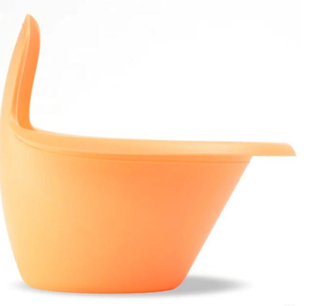 Seitenansicht des Easypisi - Das Windelfreitöpfchen von Easy Pisi, ein moderner orangefarbener Kunststoffstuhl mit geschwungener Rückenlehne und Sitzfläche, entwickelt für Babys beim Abhalten und Pipi-Schild-Üben, dargestellt auf einem schlichten weißen Hintergrund.