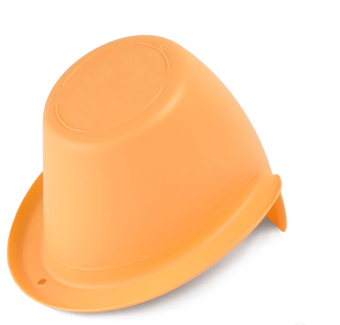 Das Easypisi - Das Windelfreitöpfchen von Easy Pisi, ein leuchtend orangefarbenes Plastiktöpfchen, das oft für Babys beim Abhalten verwendet wird, steht auf einem weißen Hintergrund auf dem Kopf.