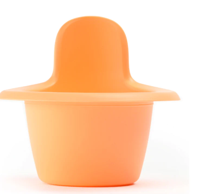 Der Easypisi - Das Windelfreitöpfchen von Easy Pisi ist ein orangefarbener Kunststoff-Töpfchenstuhl mit hoher Rückenlehne und breiter, abgerundeter Sitzfläche, ideal zum Abhalten oder zur Verwendung mit einem Pipi-Kind, abgebildet auf weißem Hintergrund.