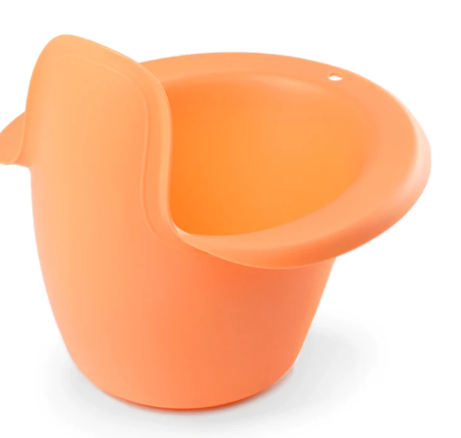 Das Easypisi - Das Windelfreitöpfchen von Easy Pisi ist ein orangefarbener Kunststoffbehälter mit gebogenem, hohem Rücken und breitem Rand, der für eine bequeme Handhabung oder zum Ausgießen beim Abhalten mit Babys konzipiert ist.
