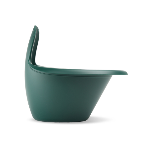 Ein eleganter, dunkelgrüner Stuhl mit geschwungenem Design und zurückgelehnter Rückenlehne, von der Seite vor weißem Hintergrund - perfekt für Easypisi - Das Windelfreitöpfchen von Easy Pisi oder als gemütlicher Sitzplatz neben Ihrem Pipi-Schild-Bereich.