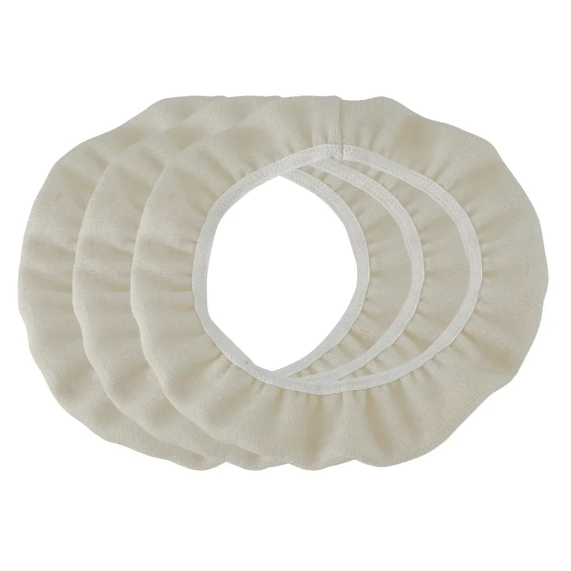 Drei runde, cremefarbene Easypisi - Stoffüberzüge für Windelfreitöpfchen von Easy Pisi aus Öko-Tex Standard Material mit elastischen Rändern liegen flach und überlappend auf weißem Grund.