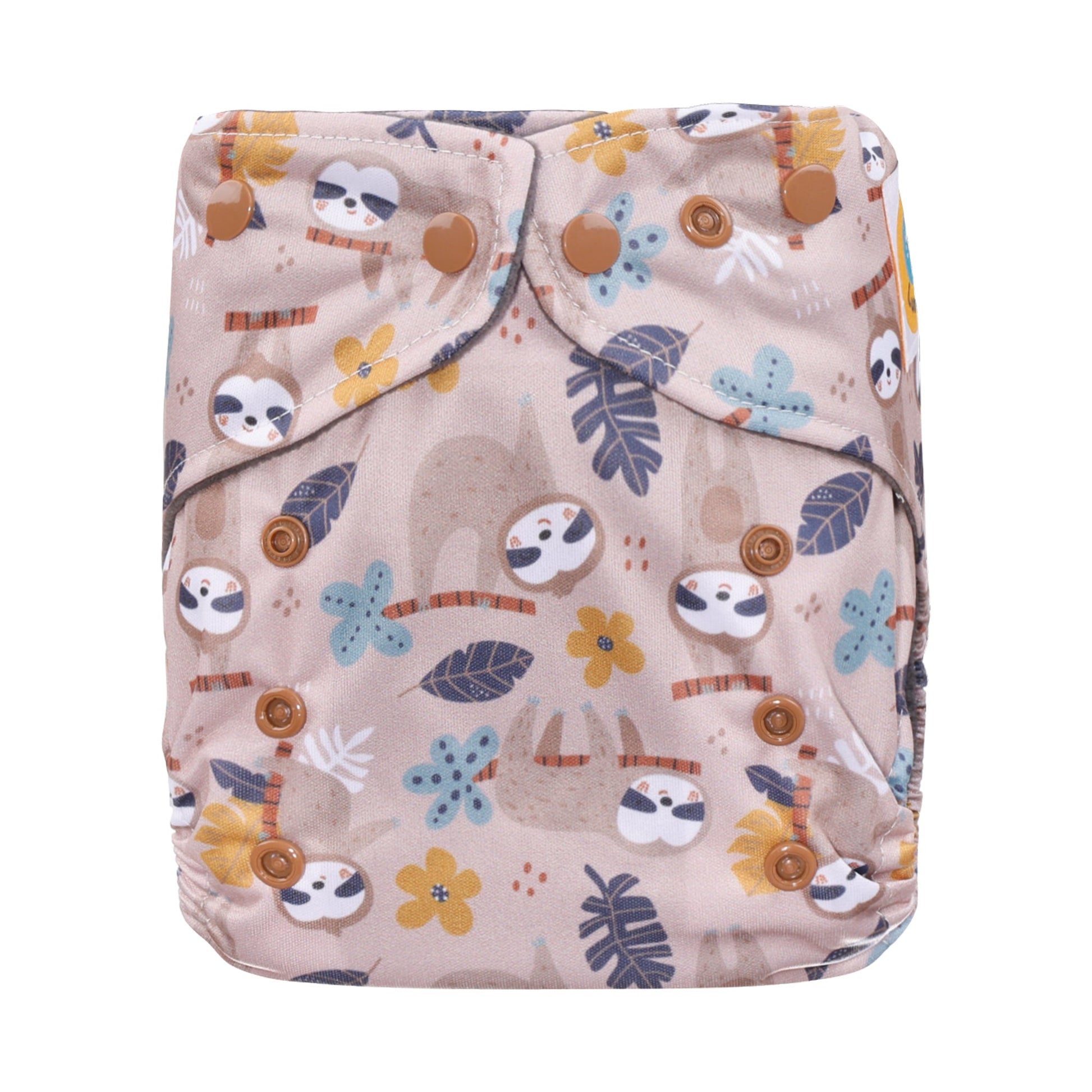Die Lumina Pocketwindel One-Size "Happy Sloth" ist eine wiederverwendbare Stoffwindel mit braunen Druckknöpfen, Auslaufschutz und einem verspielten Faultier-, gelben und blauen Blumen- und blauen Blattmuster auf hellbeige.