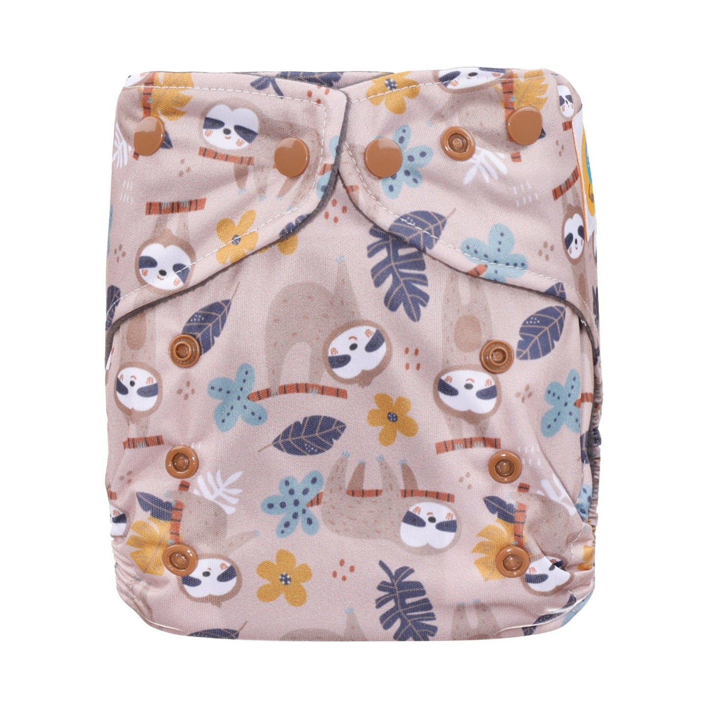 Die Lumina Pocketwindel One-Size | Happy Sloth ist eine wiederverwendbare Stoffwindel mit braunen Druckknöpfen, einem verspielten Faultier-, Blatt- und Blumenmuster auf Beige. Inklusive Bambuskohle Inlay für zusätzlichen Komfort und Auslaufschutz.