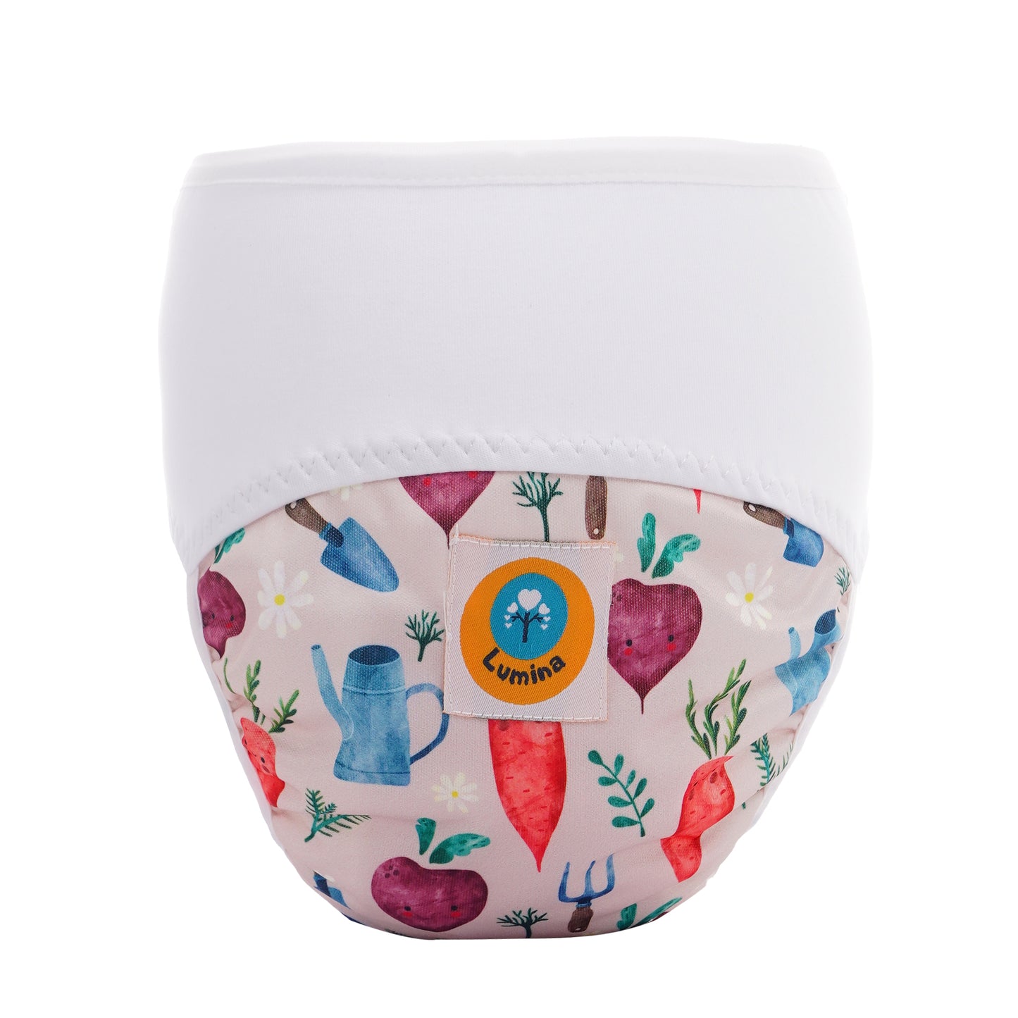 Der Lumina Pull-me-Up All in One Windel One-Size hat ein weißes Oberteil und ein gartenthematisches Muster mit Gemüse, Blumen und Werkzeugen. Hergestellt aus GOTS-zertifizierter BioBaumwolle, bietet er hohes Saugvolumen und einen gelben Aufnäher mit Lumina-Baumlogo.