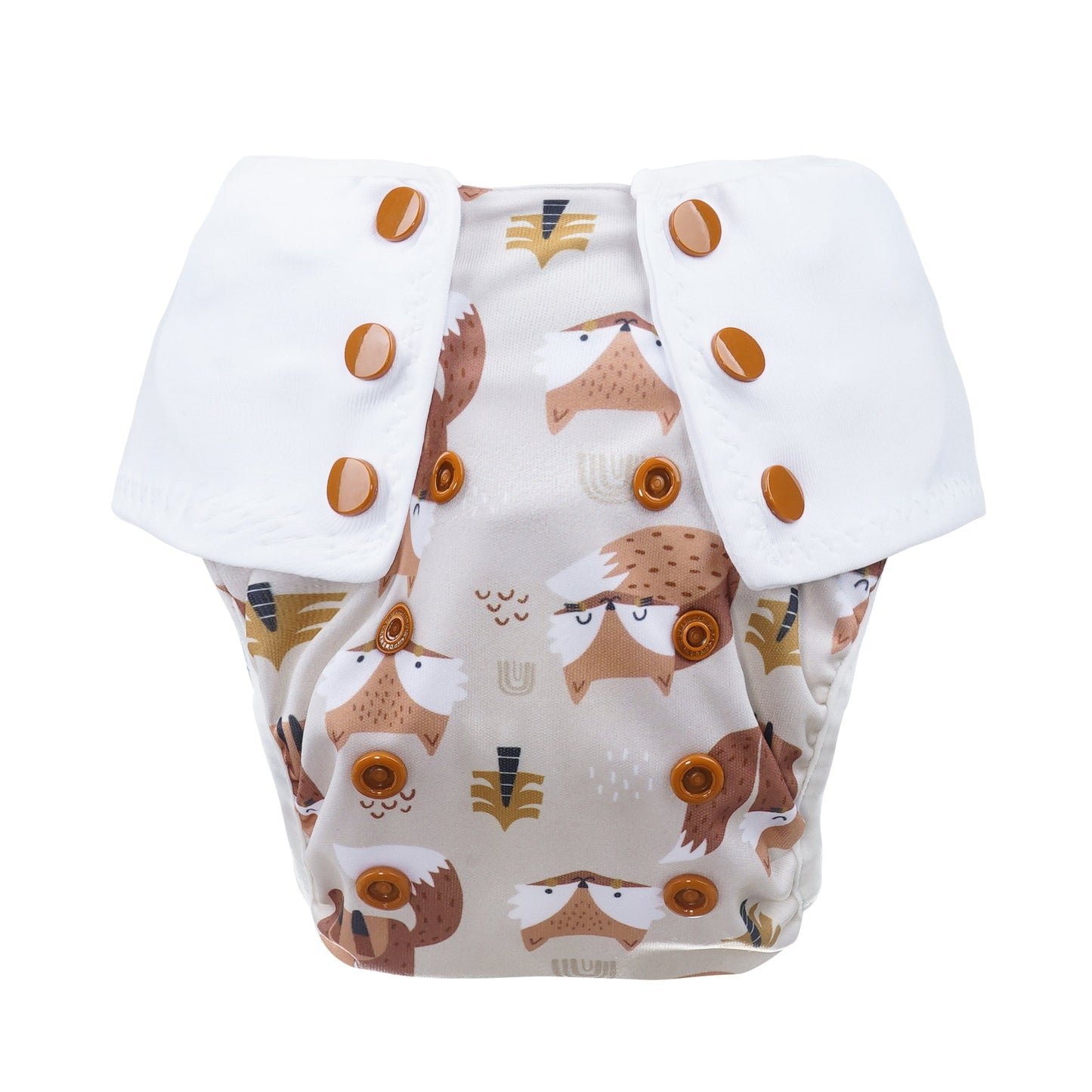 Entdecken Sie die Lumina Pull-me-Up All in One Windel One-Size: GOTS-zertifizierte BioBaumwolle, weißes Top, braune Snaps und süßer Fuchsprint auf hellem Hintergrund - vereint hohes Saugvolumen mit tollem Design!.