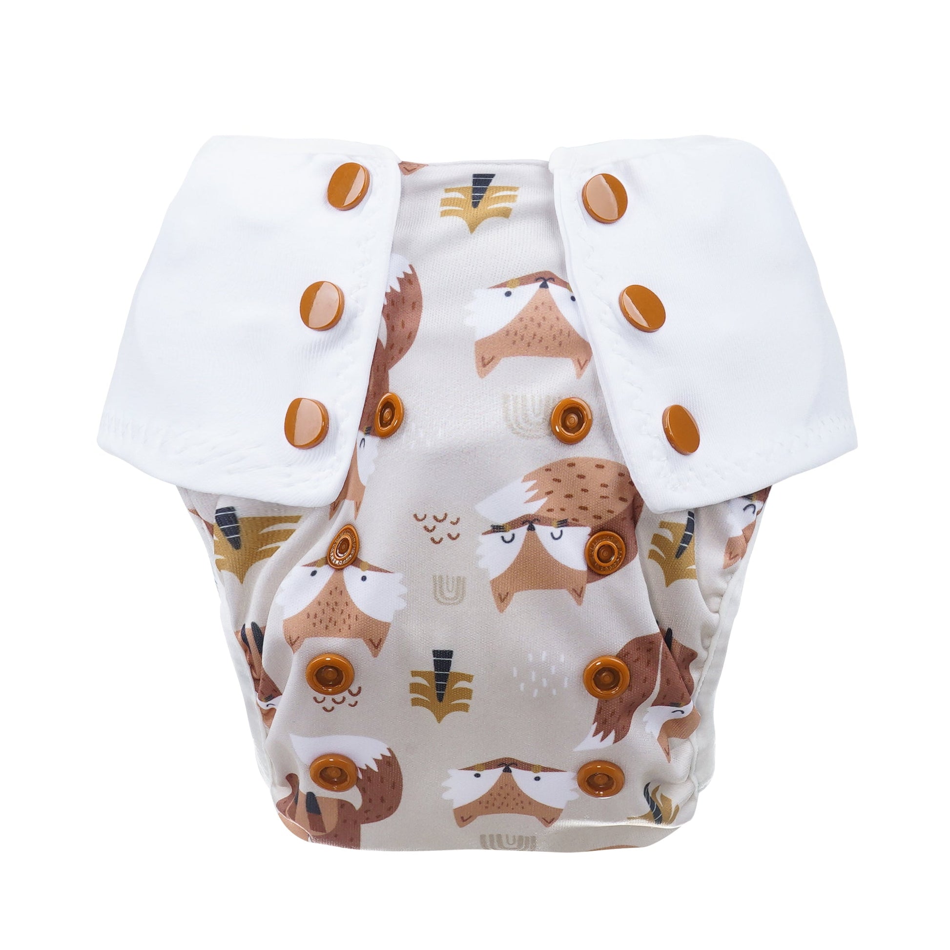 Entdecken Sie die Lumina Pull-me-Up All in One Windel One-Size: GOTS-zertifizierte BioBaumwolle, weißes Top, braune Snaps und süßer Fuchsprint auf hellem Hintergrund - vereint hohes Saugvolumen mit tollem Design!.