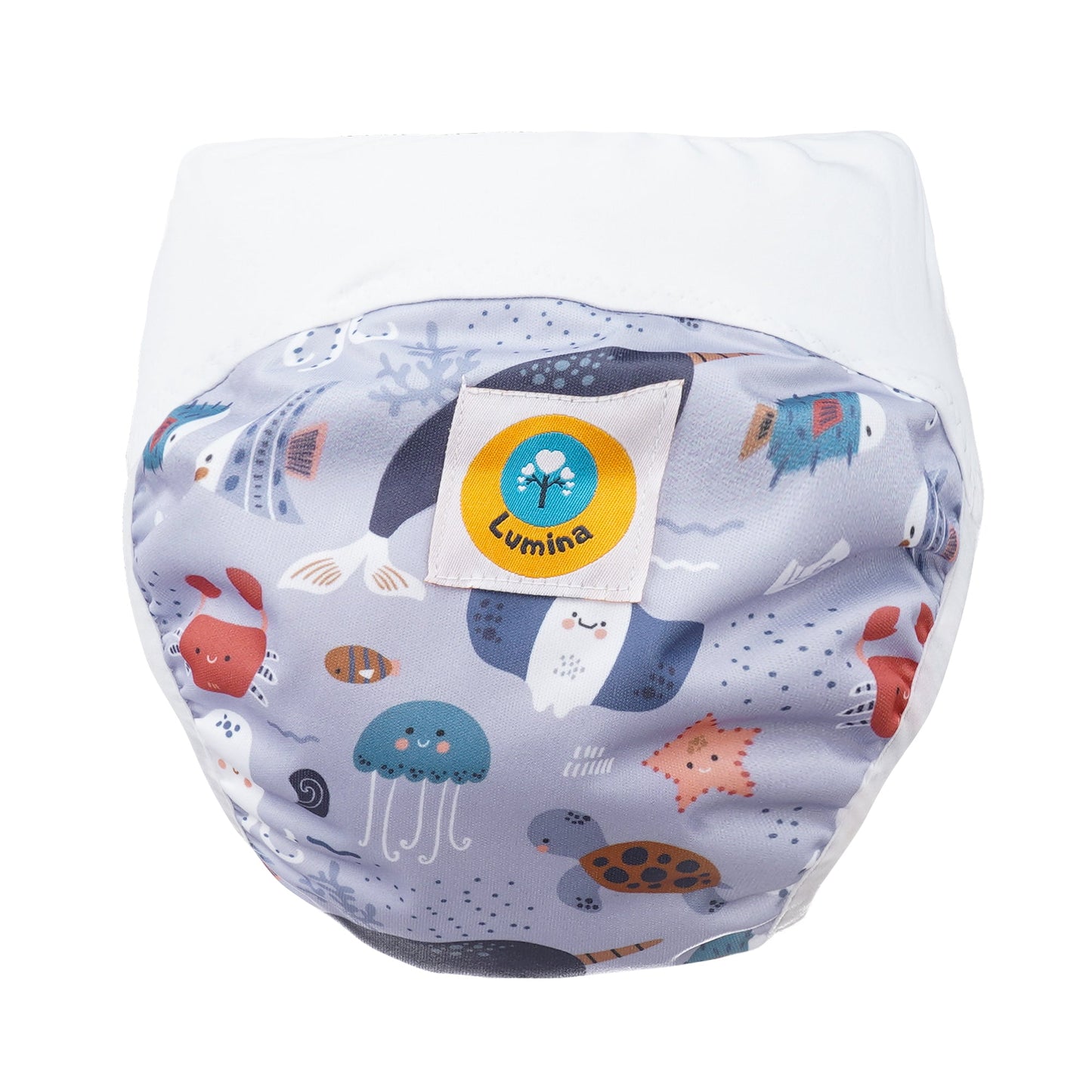 Der Lumina Pull-me-Up All in One Windel One-Size zeichnet sich durch ein lebhaftes Meerestiermotiv mit Walen, Quallen, Schildkröten und Fischen, ein weißes Abschlussband, hohes Saugvolumen und einen gelben Lumina-Anhänger auf der Vorderseite aus.