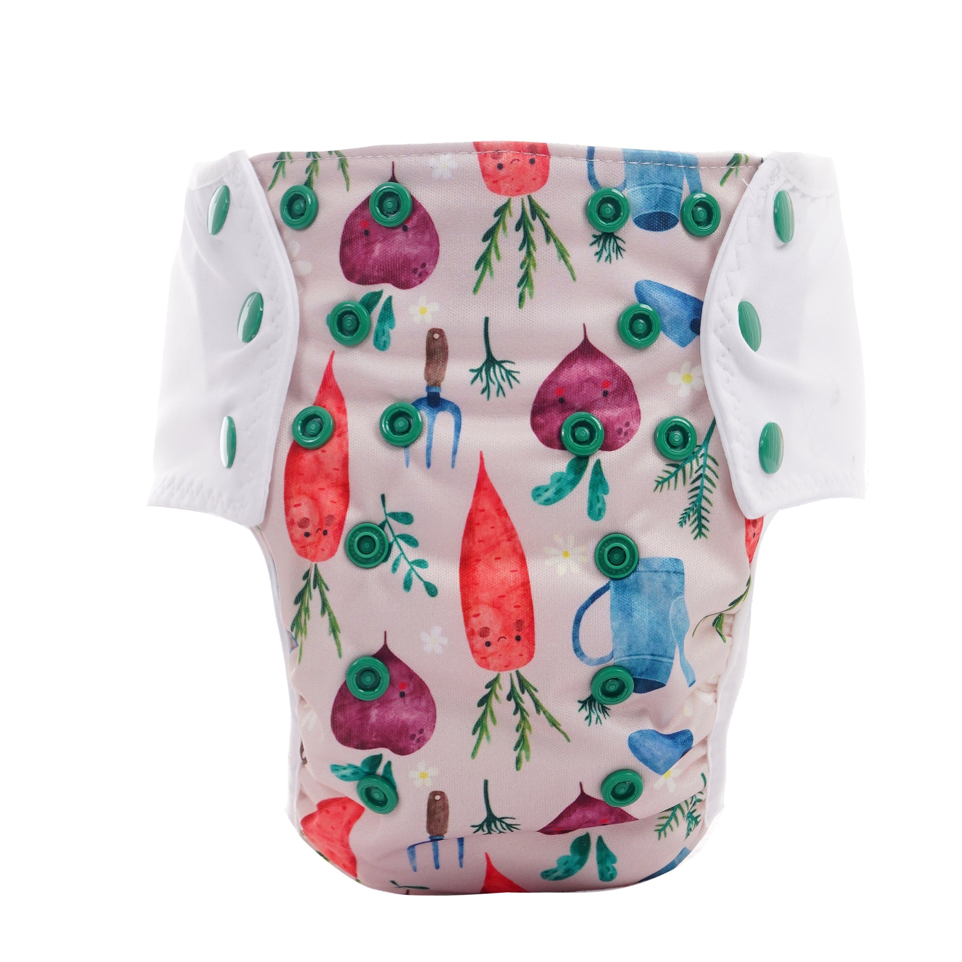 Der Lumina Pull-me-Up All in One Windel One-Size hat weiße Seiten, grüne Druckknöpfe und einen farbenfrohen Gartenaufdruck mit Gemüse und Werkzeugen. Hergestellt aus GOTS-zertifizierter BioBaumwolle für extra Weichheit.
