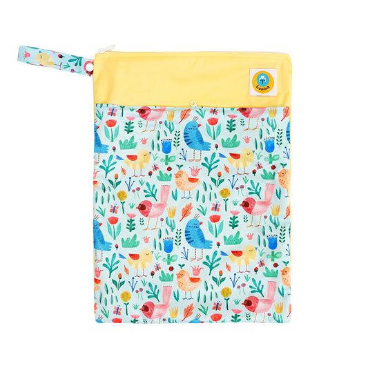 Die Lumina doppel Wetbag/Nasstasche mit 2 Fächern von Lumina hat ein gelbes Oberteil, ein Vogel- und Blumenmuster, einen YKK-Reißverschluss, einen kleinen Griff und ein Baumlogo-Patch - ideal für Stoffwindeln oder schmutzige Kleidung.