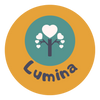 Ein rundes Logo mit orangefarbenem Hintergrund, das einen stilisierten Baum mit herzförmigen Blättern innerhalb eines grünen Kreises zeigt. Unter dem Baum steht in verspielten, runden Buchstaben das Wort Lumina.