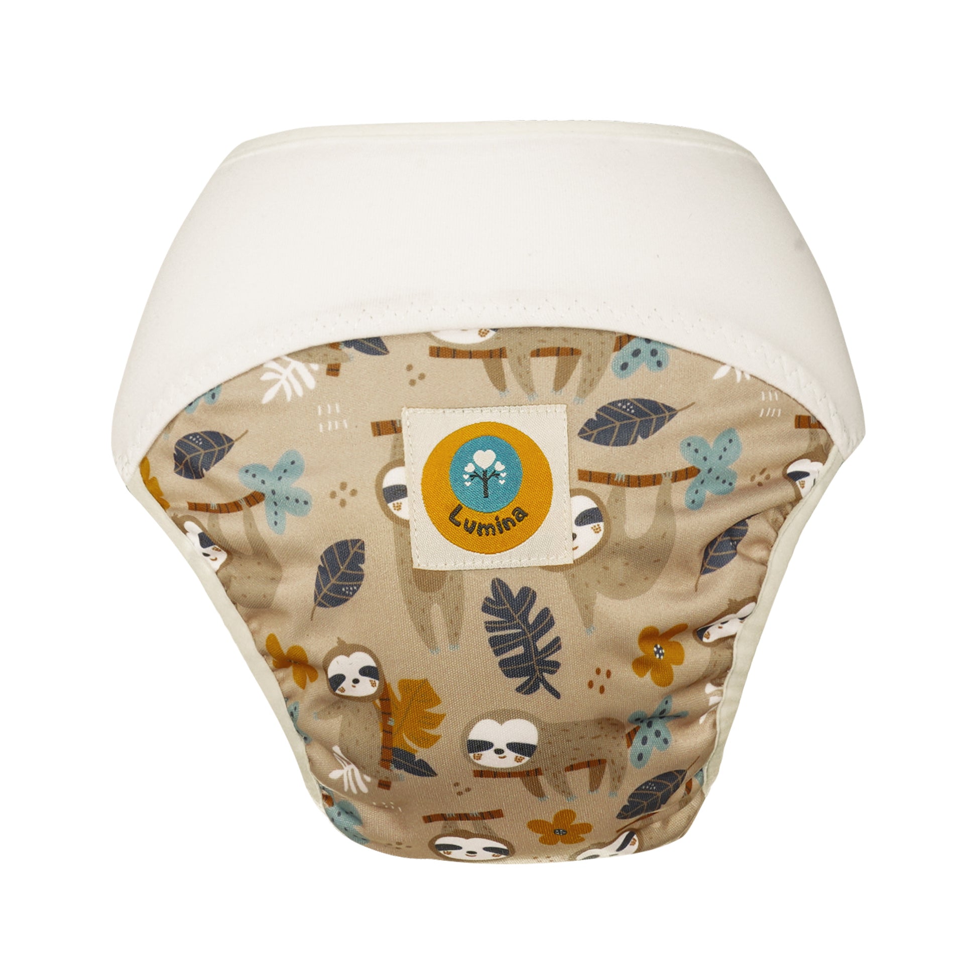 Der Lumina Pull-me-Up All in One Windel One-Size hat einen beigen Hintergrund mit Faultieren, Blättern und Blumen. Er ist aus GOTS-zertifizierter Bio-Baumwolle gefertigt, hat einen weißen Bund und einen Lumina-Logoaufnäher mit einem Baum auf der Vorderseite.