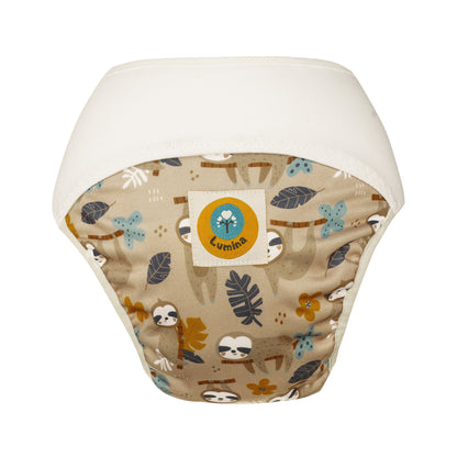 Der Lumina Pull-me-Up All in One Windel One-Size hat einen beigen Hintergrund mit Faultieren, Blättern und Blumen. Er ist aus GOTS-zertifizierter Bio-Baumwolle gefertigt, hat einen weißen Bund und einen Lumina-Logoaufnäher mit einem Baum auf der Vorderseite.