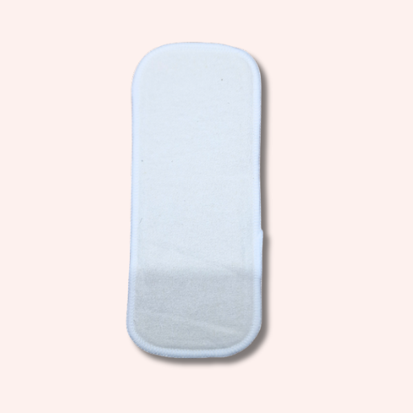 Ein einzelner Lumina Saugeinlage Hanf/Baumwolle Mehrweg-Stoffblock mit abgerundeten Kanten, bekannt für seine hohe Saugkraft, wird auf einem schlichten hellen Hintergrund dargestellt.