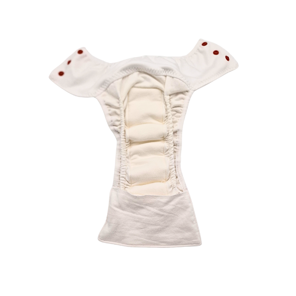 Die Lumina Pull-me-Up All in One Windel One-Size aus GOTS-zertifizierter Bio-Baumwolle mit roter Druckknopfleiste bietet hohe Saugkraft und nachhaltigen Komfort - zu sehen geöffnet vor weißem Hintergrund.