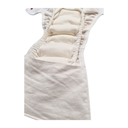 Eine Nahaufnahme der Lumina Pull-me-Up All in One Windel One-Size aus GOTS-zertifizierter BioBaumwolle zeigt weiches, gepolstertes Material mit elastischen Rändern, flach ausgelegt für Komfort und hohes Saugvolumen.