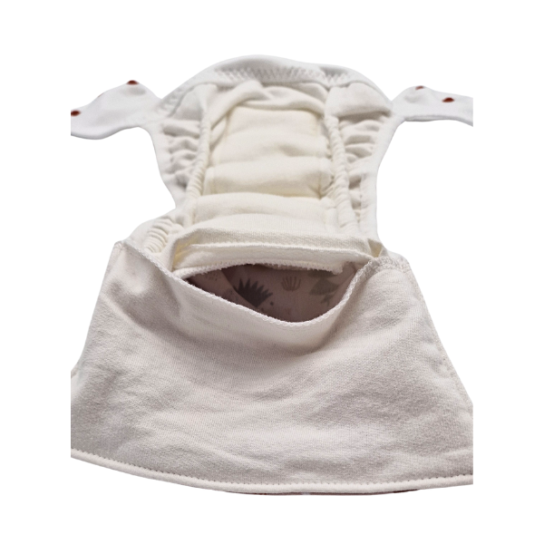 Die Nahaufnahme einer geöffneten Lumina Pull-me-Up All in One Windel One-Size, hergestellt aus GOTS-zertifizierter BioBaumwolle, zeigt die saugfähige Einlage teilweise in ihrer Tasche. Die Windel hat elastische Ränder und Druckknöpfe.