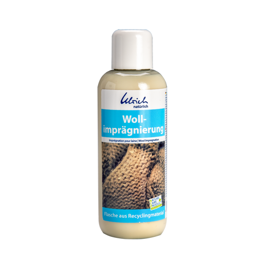 Eine 250ml Flasche Dr. Ulrich Ulrich natürlich Wollimprägnierung mit weißem Verschluss und blau akzentuiertem Etikett, ideal für Schurwollprodukte und Wollwindeln, hergestellt aus recyceltem Material.