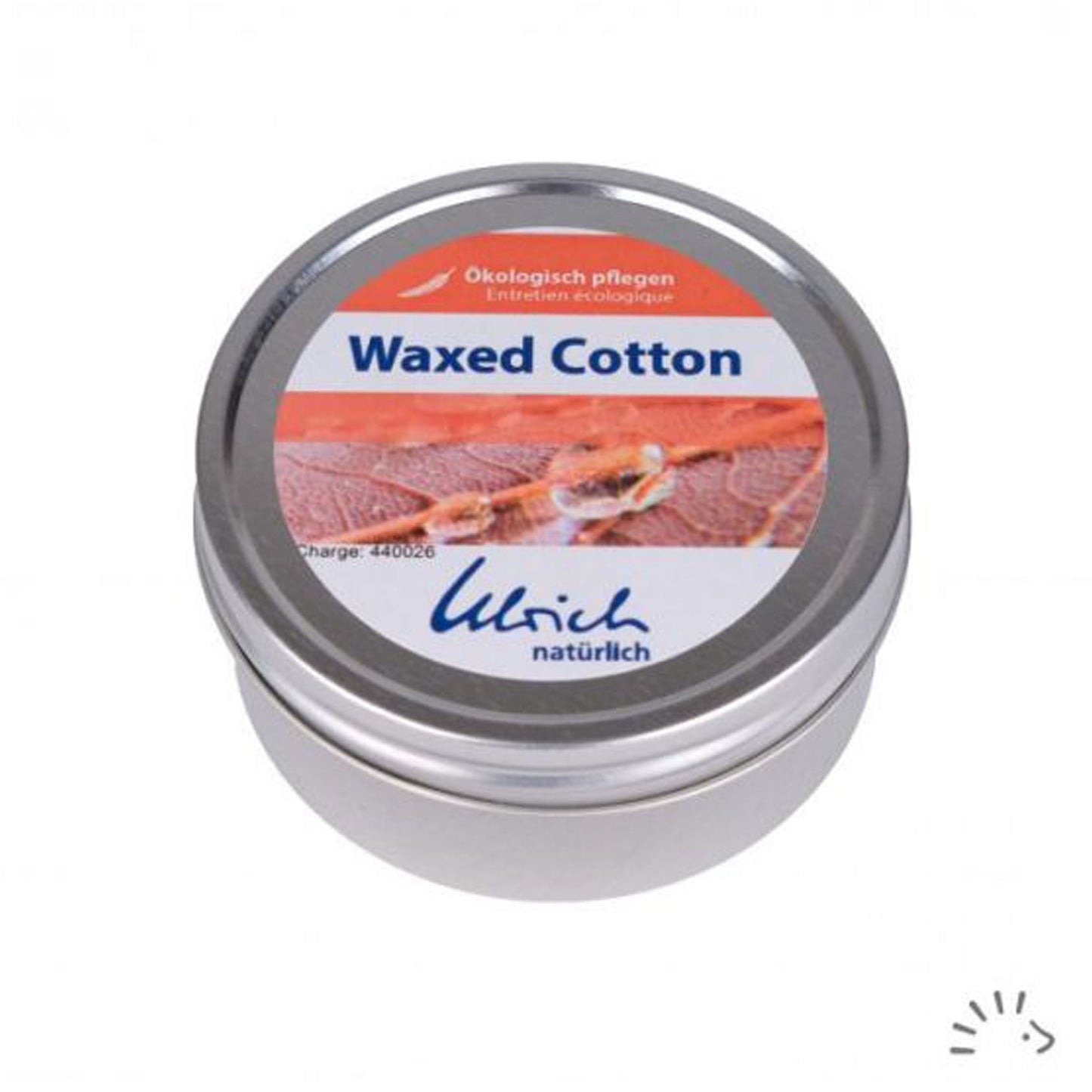 Eine runde Metalldose mit der Aufschrift "Ulrich natürlich Waxed Cotton 'erste Hilfe' für undichte Überhosen" von Popolini, mit einer Nahaufnahme von orangefarbenem Stoff auf dem Deckel. Das Etikett enthält deutschen Text und die Verwendung zum Abdichten von Stoffwindelhüllen.