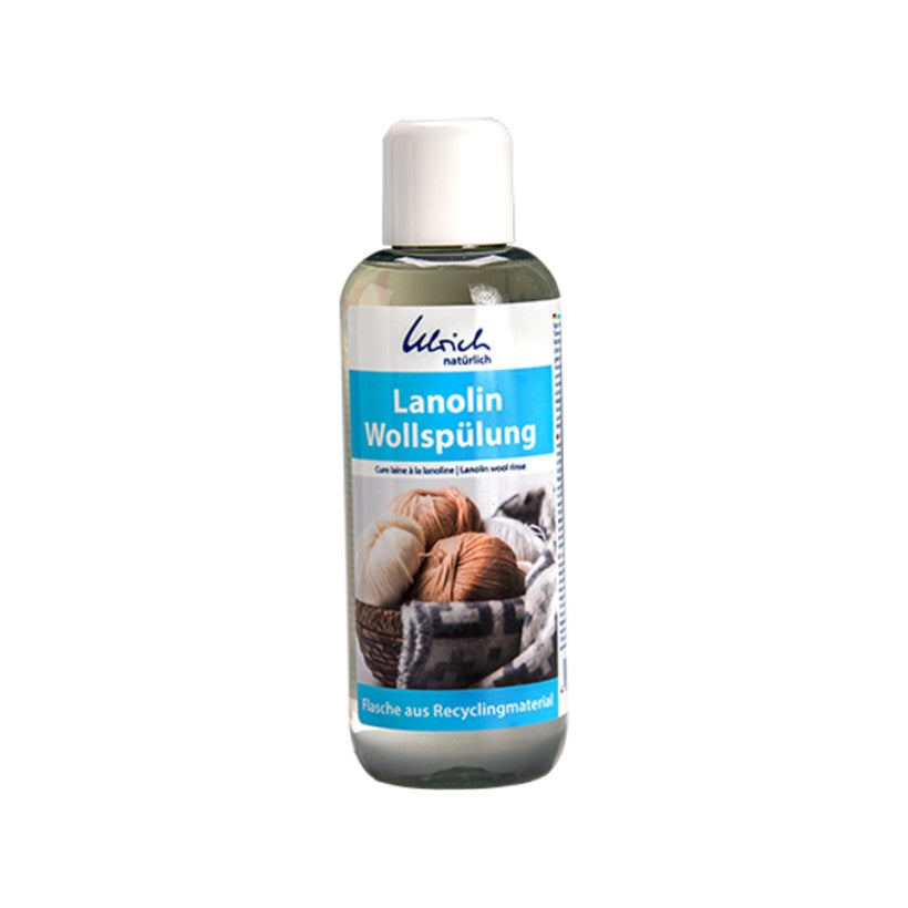 Eine Flasche Dr. Ulrich Ulrich natürlich Lanolin Wollspülung mit einer weißen Kappe und einem Garnkorb-Etikett - ideal zum Waschen von Schafschurwollüberhosen. Der Text weist darauf hin, dass die Flasche aus recyceltem Material hergestellt ist.